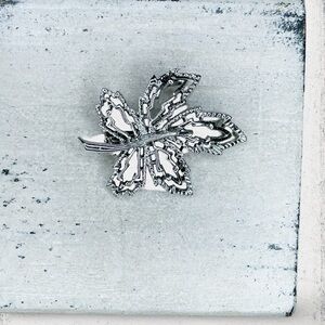 5186u. Silvertone Vintage Small Leaf Brooch
